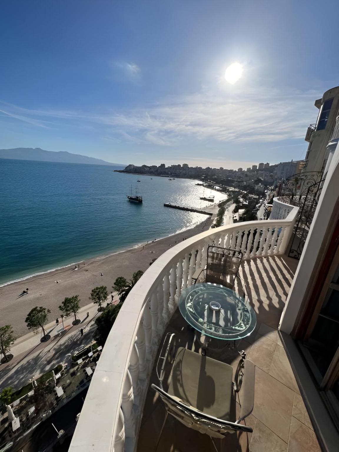 Monte Cristo - Rooftop Pool Hotel Sarandë