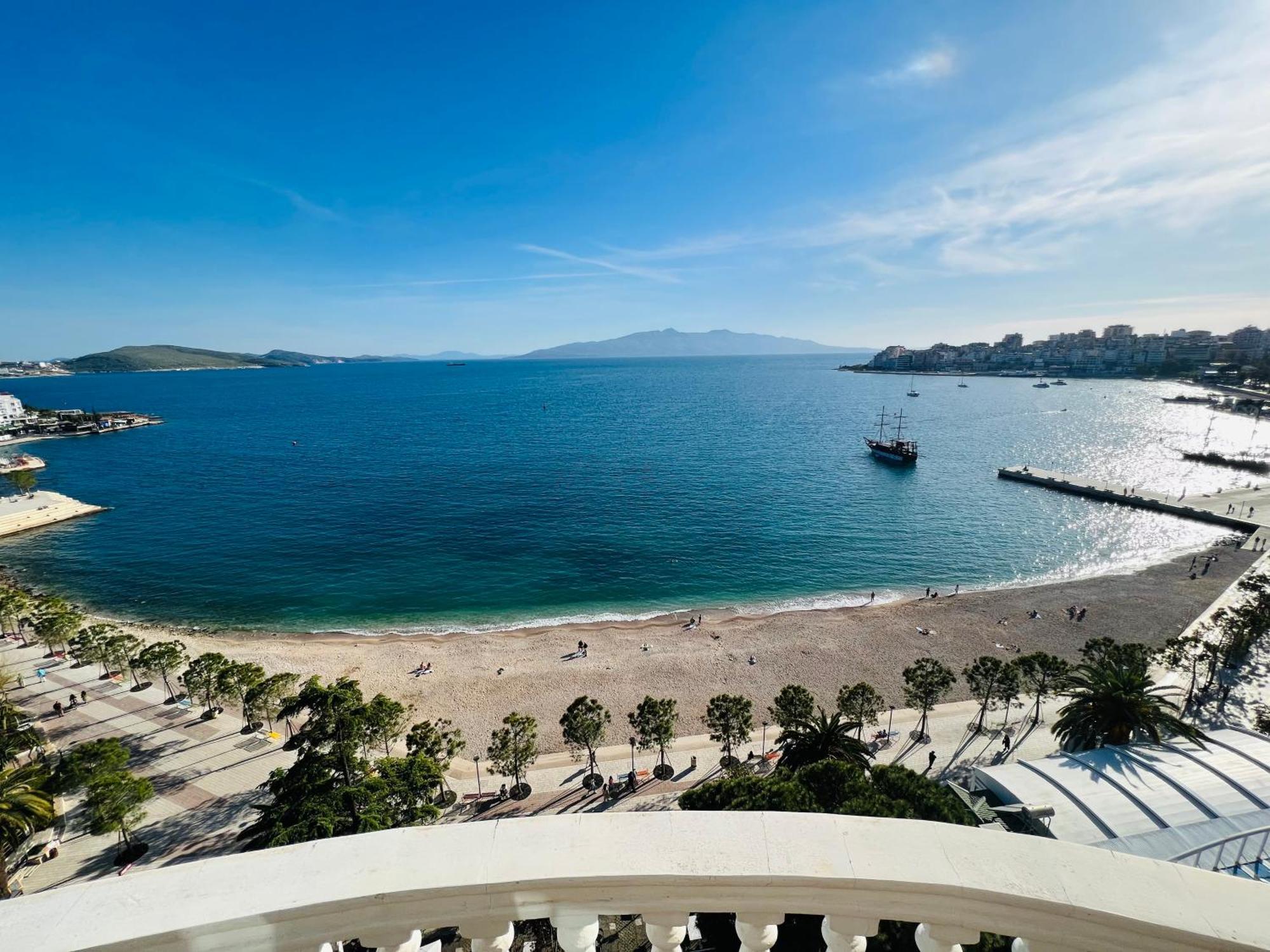 Monte Cristo - Rooftop Pool Hotel Sarandë
