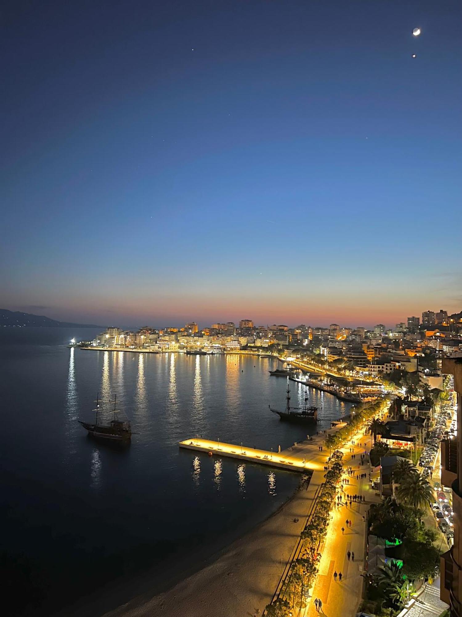 Monte Cristo - Rooftop Pool Sarandë